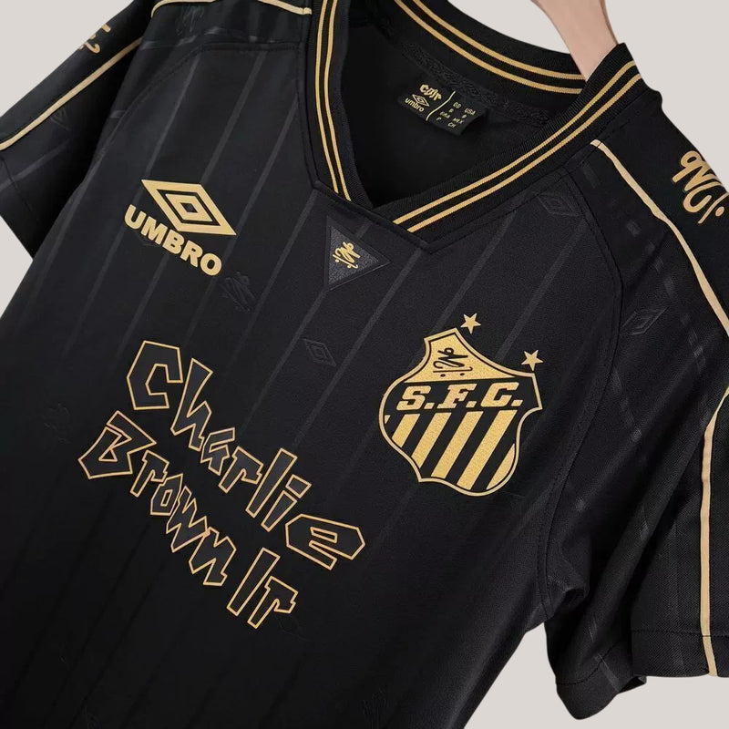 Camisa Santos Charlie Brown Jr 24/25 - Torcedor Masculina - Preta/Dourada