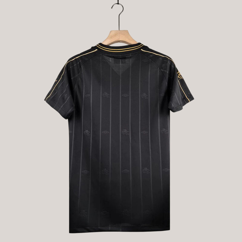 Camisa Santos Charlie Brown Jr 24/25 - Torcedor Masculina - Preta/Dourada