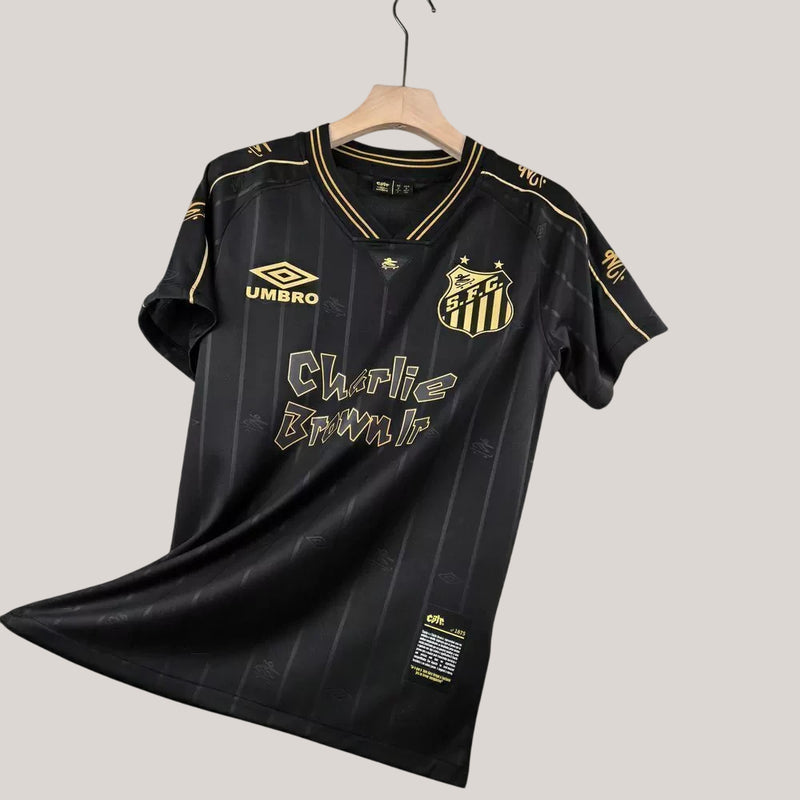 Camisa Santos Charlie Brown Jr 24/25 - Torcedor Masculina - Preta/Dourada